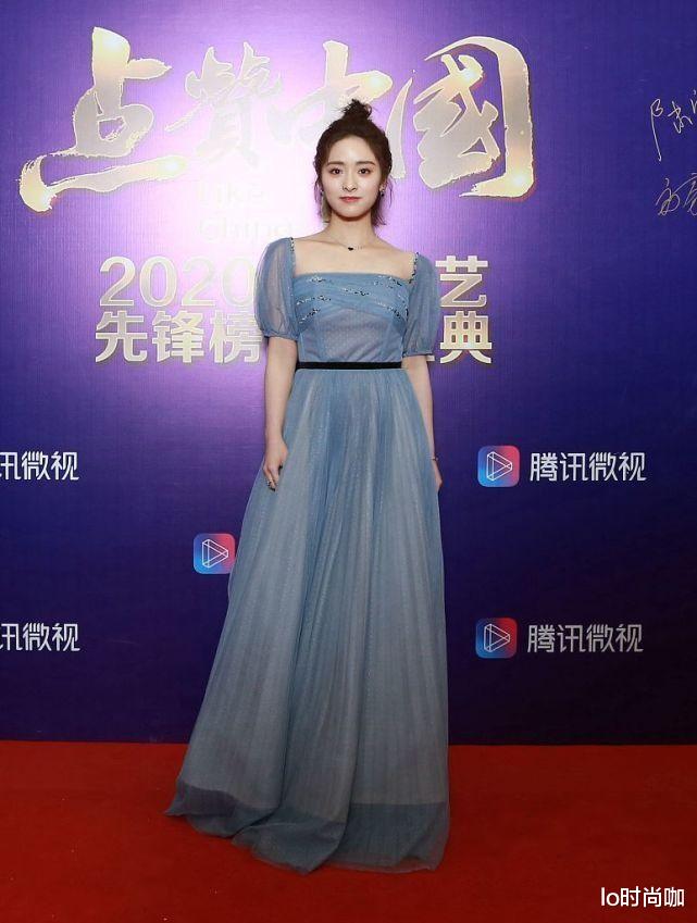 沈月|沈月原来也没那么矮，一袭蓝裙白到发光，半扎丸子头甜到发腻
