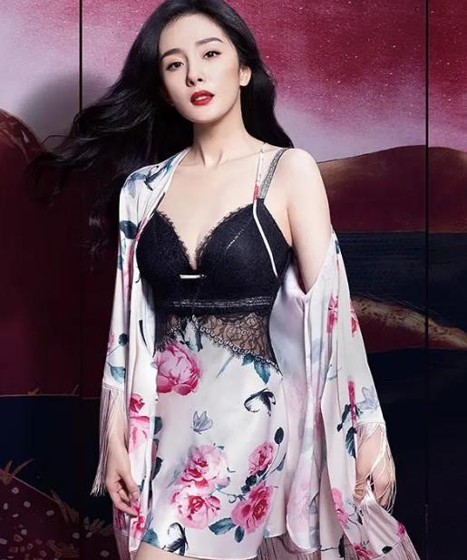 杨幂|杨幂穿内衣登上男刊封面，大长腿又白又细，散发十足的女性气息