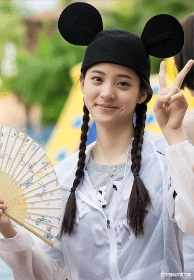 |如何解读欧阳娜娜从清纯走向成熟风的转变？是转型还是蜕变