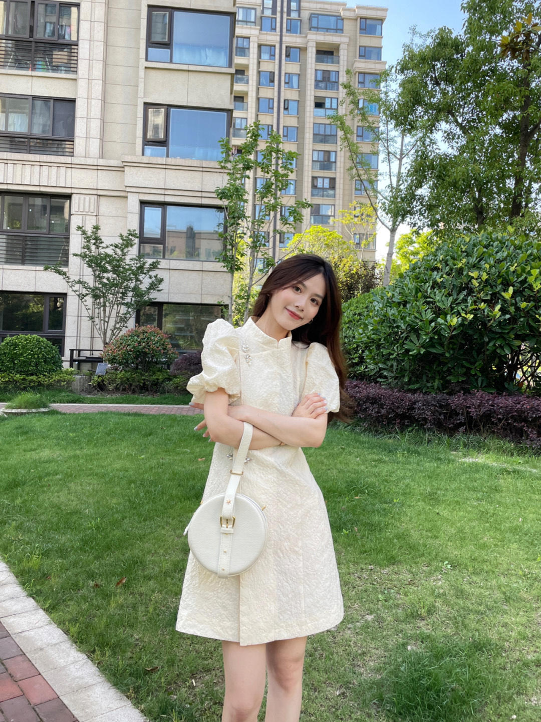 颜红橙|早秋穿搭示范，白色复古旗袍连衣裙温婉时髦，精致优雅有格调