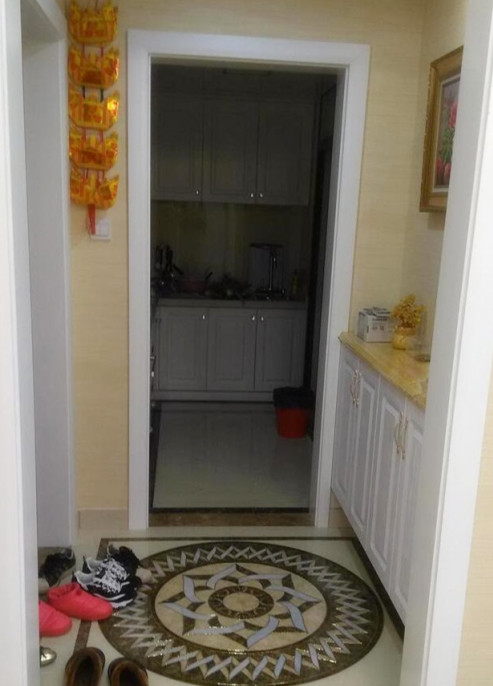 参观嫂子省城的新家,满屋乱糟糟,电视柜太渗人,看完我哭笑不得