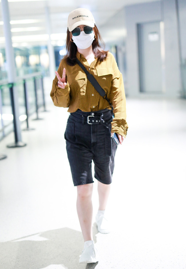 BiuFashion|42岁的薛佳凝气质真好，“冷白皮”穿休闲装像24，身材保持刚刚好