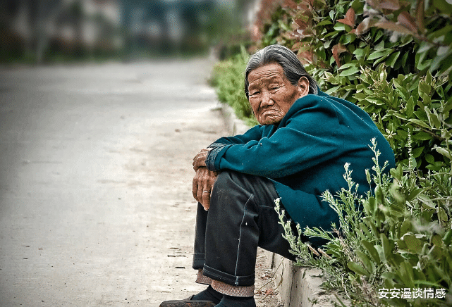 安安漫谈情感|67岁老人哭诉：照顾93岁老母亲25年，真的很痛苦，长寿并不是福