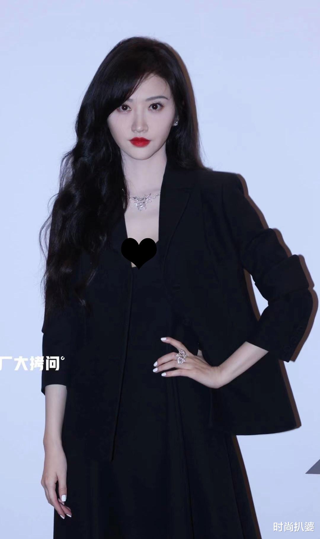 秦岚|活动穿搭，热巴身材骨感网友劝增肥，景甜一身黑再现司藤同款冷脸