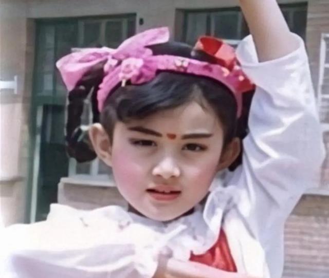 虞书欣|一眼就认出来的明星童年照，虞书欣可爱，赵丽颖洋气，毛晓彤绝了