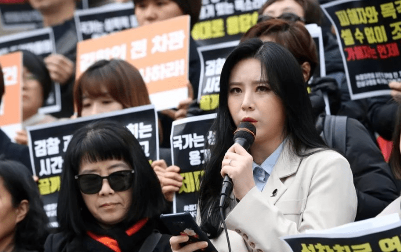 张紫妍|张紫妍悲剧: 出道三年,被高层折磨,50万人的上访依然难求。