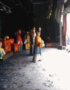 “服务区上演男女同厕现象,女性冲进男厕所一起抢位置,真是尴尬”