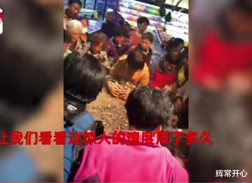 辉常开心 贵州一超市大蒜1元1斤，大爷大妈围成圈开展“大蒜争夺战”，瞬间秒杀完