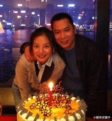 赵薇|2019年，赵薇和男性友人正在吃饭，赵薇忽然用手指了指自己的脸颊