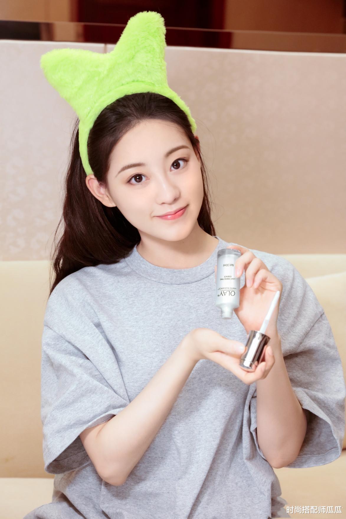 发型|祝绪丹被发型“坑”了，厚刘海配上紧身牛仔衣，气质全无还有点土