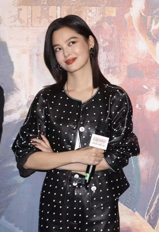 碳水化合物 厚嘴唇离了滤镜多吃亏！辛芷蕾无美颜变得土味，直接没了高级感