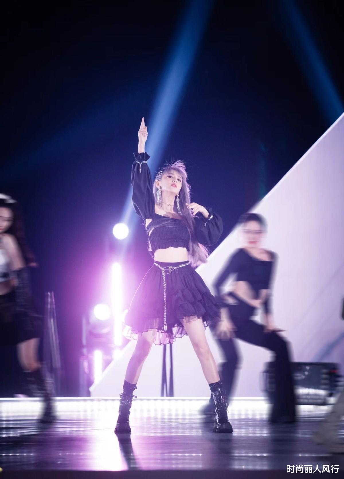 时尚丽人风行 佟丽娅首个女团造型正式曝光！穿暗黑系戴廉价假发，终于美了一点