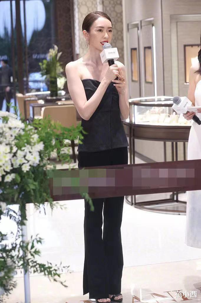 蓓小西|童瑶跟其他阔太不一样,穿抹胸配喇叭裤气质惊艳,用实力证明自己