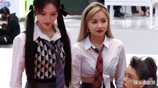 许佳琪|许佳琪安崎秀闺蜜情，都把长筒袜拉到大腿处，同框时腿长差太现实