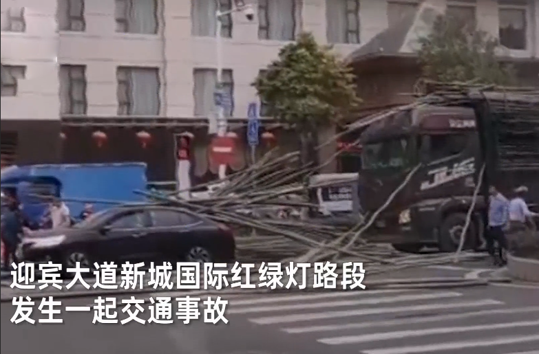 菡伍初 悲剧！广东一轿车被“万箭穿身”，后座上还有3名儿童