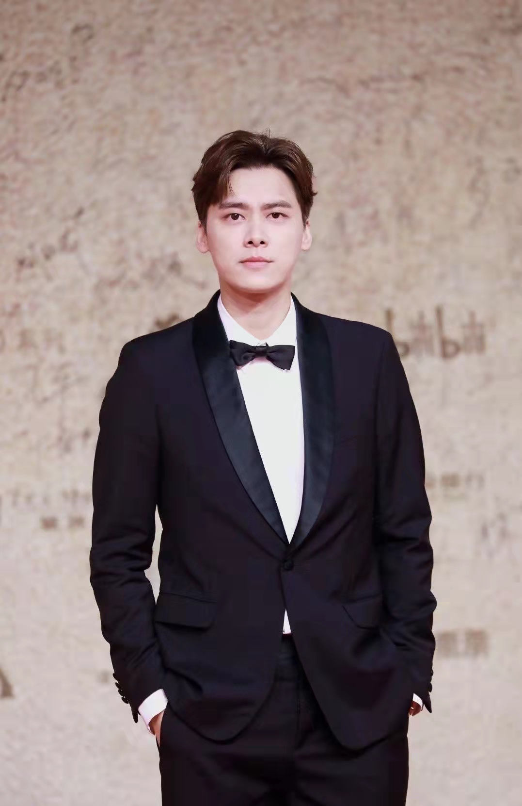 朱亚文|金鸡奖红毯生图来了：邓超黑了，黄晓明瘦了，朱亚文差点认不出