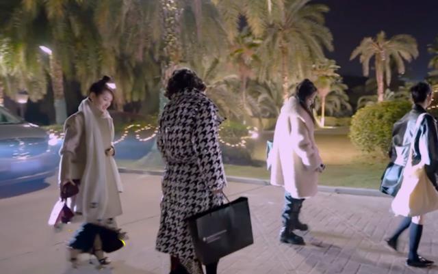 杨钰莹|杨钰莹深夜回宿舍被抓拍,有谁注意她脚上穿啥?普通大妈不敢尝试