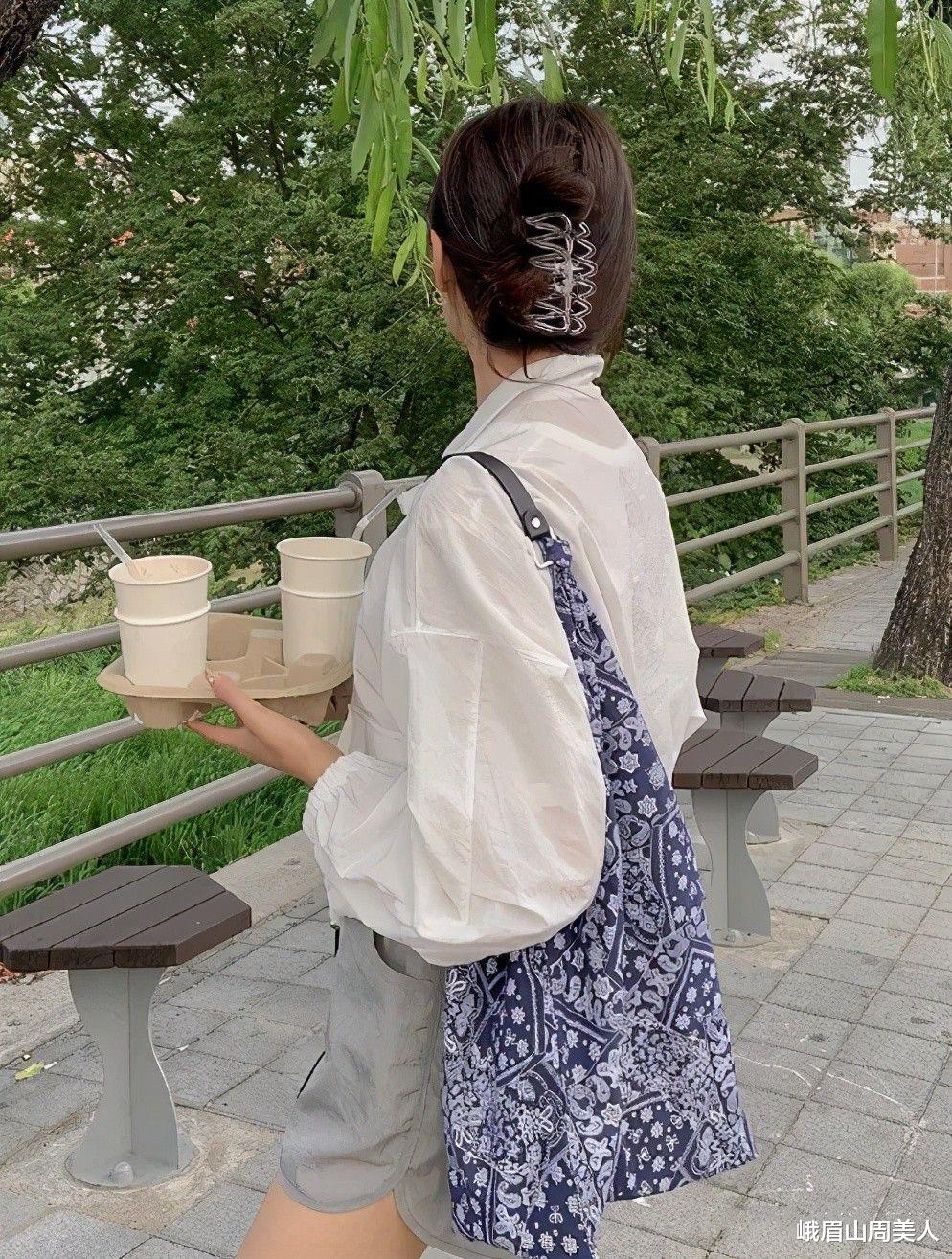 t恤|?女人别总扎“低马尾”，今年流行这3种发型，杨幂、迪丽热巴早安排了！