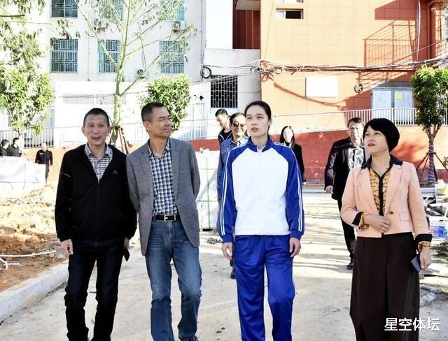 梅西|奥运冠军林莉新动态，现身母校指导学弟打球，缺赛排超联太意外！