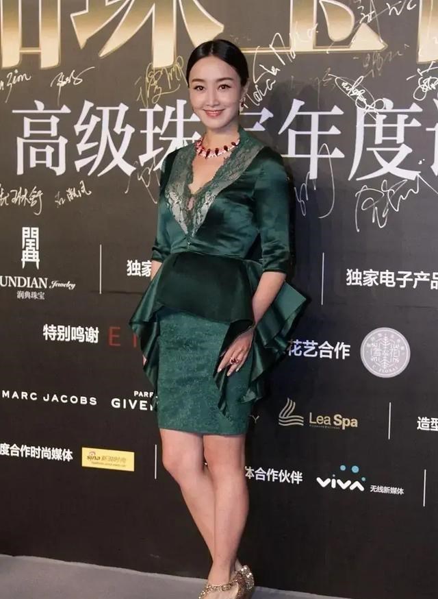 赵子琪|45岁赵子琪撞衫42岁的佟大为妻子关悦,居然觉得赵子琪更贵气