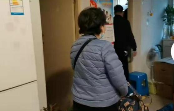杜新枝重新回廉租房,邻居眼神意味深长,网友:成“大明星”了