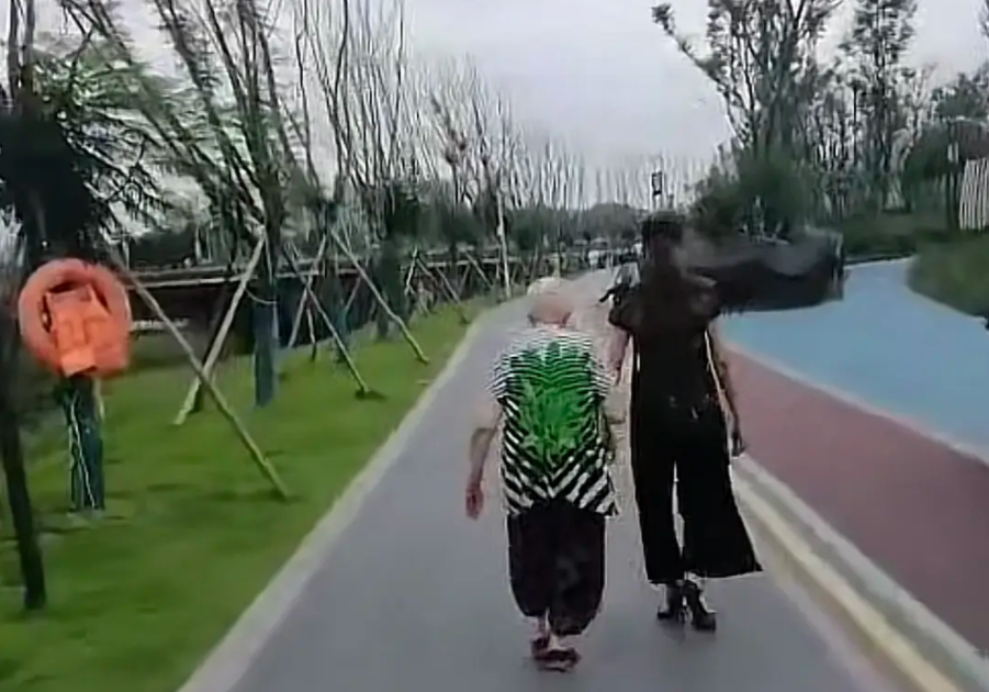 歪妈亲子故事|101岁老人对女儿喊“妈”,被封“全网最幸福奶奶”,这家人真暖