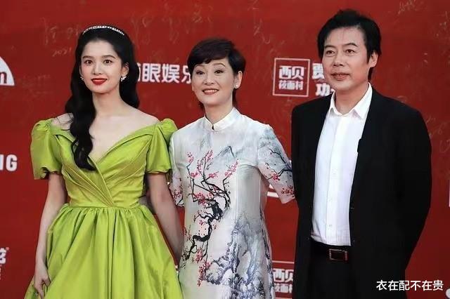 徐帆|54岁徐帆的自然老去很优雅，穿旗袍典雅高贵，冯小刚的眼光可真毒