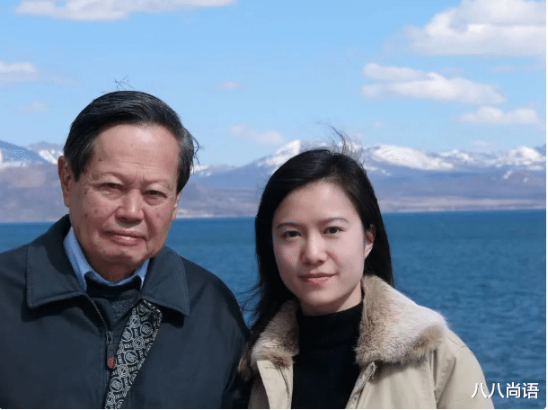 盘发 45岁翁帆罕见换发型，一头卷发为100岁老公庆生，五官酷似杜致礼