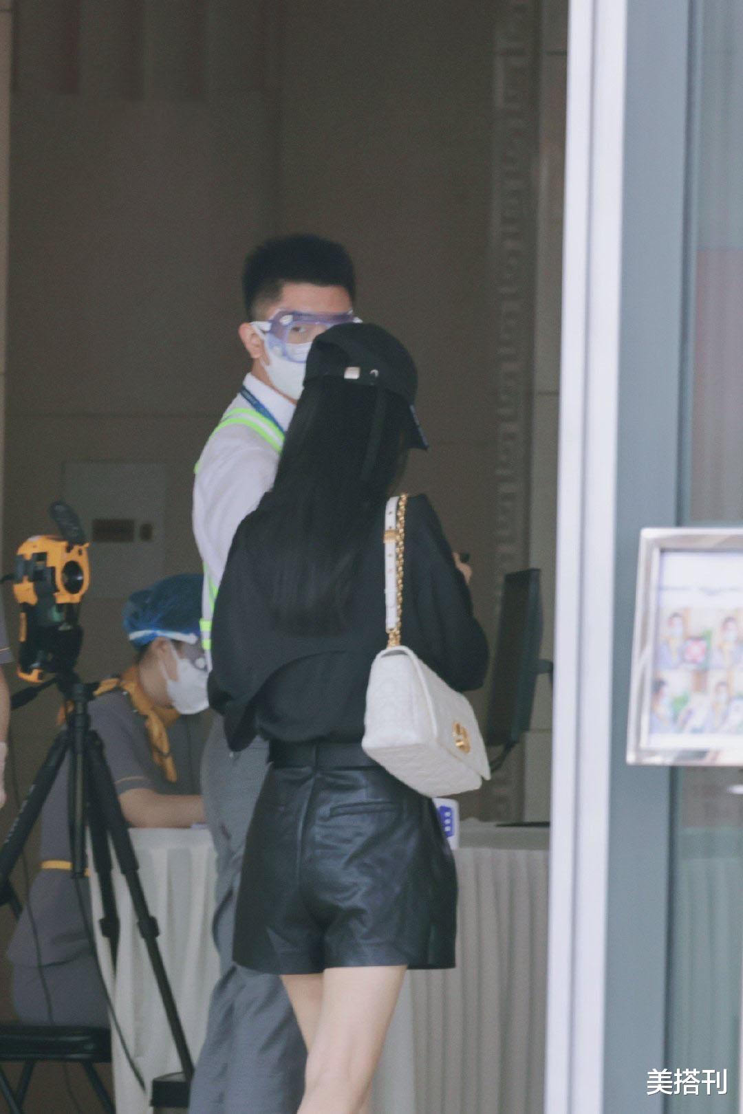 迪丽热巴|赵丽颖私服品味飞速上升！皮短裤穿出高级感，衣品能和咖位齐平了