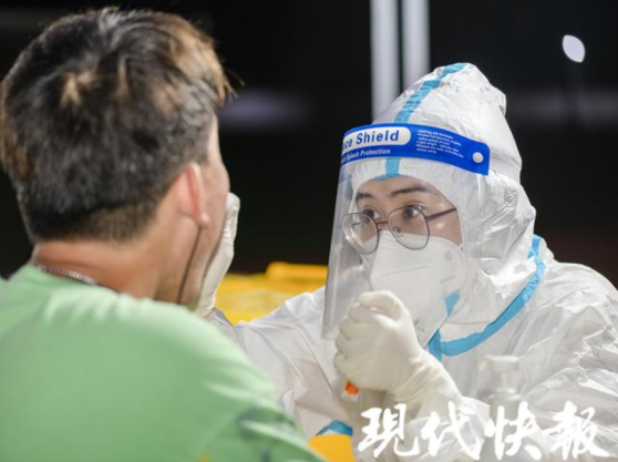 西宁 顶着满头染发剂路边救人的小姐姐找到了！