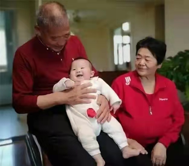 李昕言温度空间 67岁生宝宝：爸爸再次直播，被人质疑用孩子赚钱，应该多陪孩子