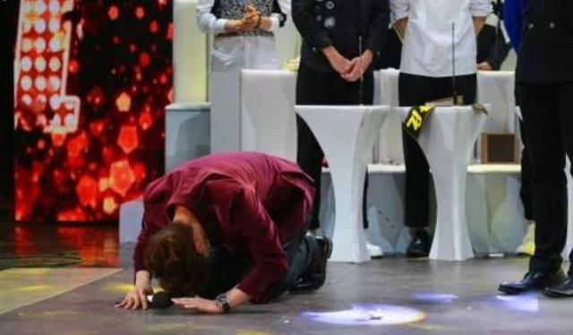 张译|韩国女团5人跪拜粉丝,中国女星王怡人拒绝下跪,挺直腰杆获好评