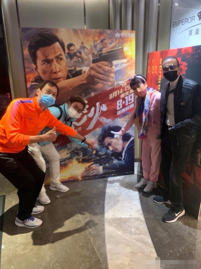 一街拍|85岁谢贤罕见露面，穿皮衣戴墨镜靠墙站，弯腰驼背已失风采