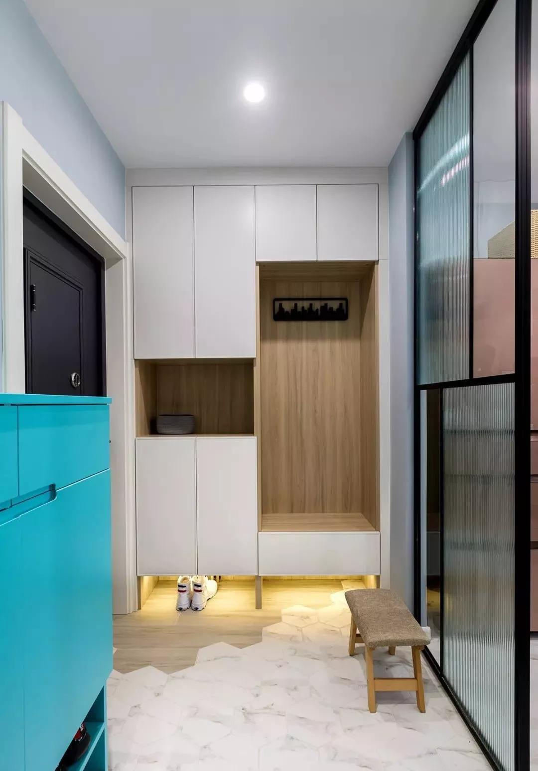 最近别再砌墙了！巧用玻璃隔断，省钱又好看，通透感碾压豪宅！