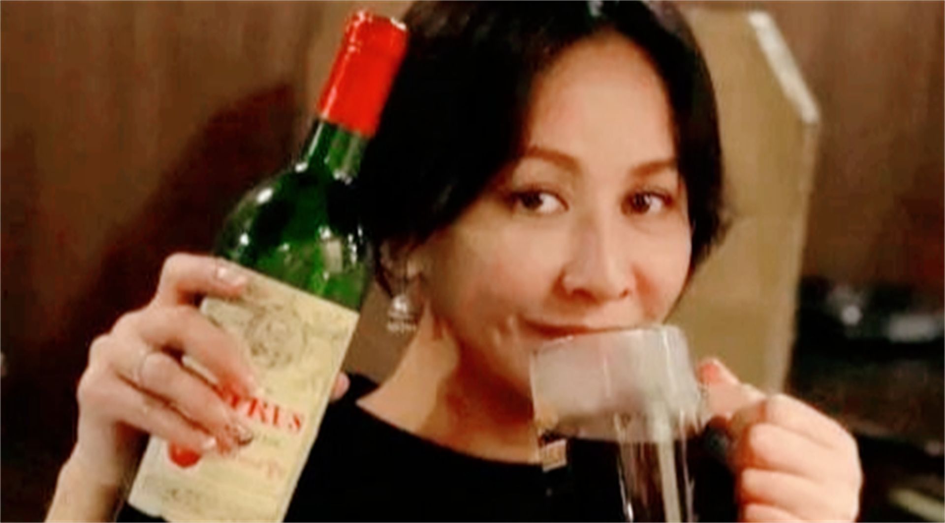 那英|5位被誉为“酒鬼”女星，那英将林志玲喝进医院，小s醉酒见人就亲