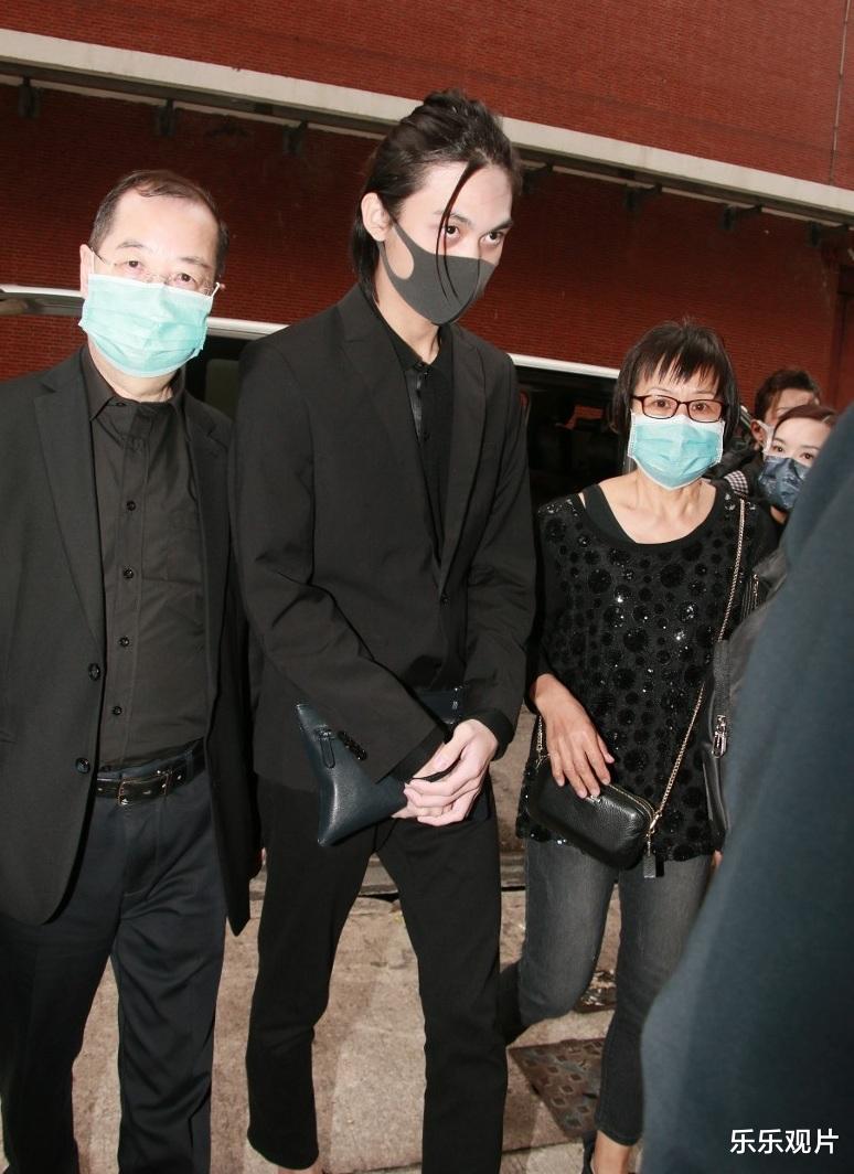 吴孟达|吴孟达儿子现身葬礼现场：双眼憔悴神情哀默，家族长辈陪同