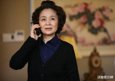 李勤勤|曾扬言不嫁中国人的李勤勤，如今住破旧房子废品成堆，窗帘全是灰