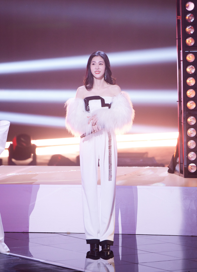 猫姐穿搭经|张碧晨瘦得没有“妈妈感”，穿连体裤腰带还余下一大截，腰真细