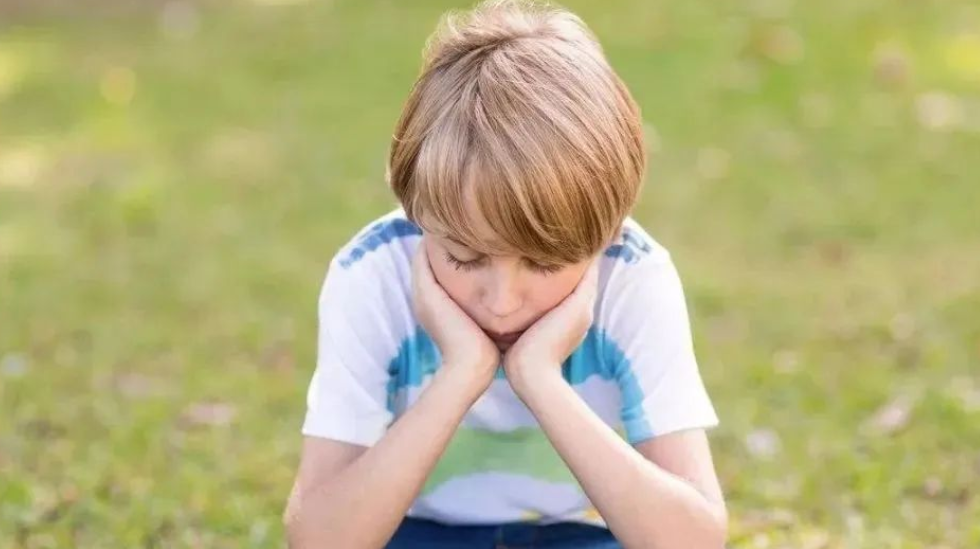 傲视的郎|孩子似乎经常发怒,对这样一个气愤的孩子,家长该怎么办?