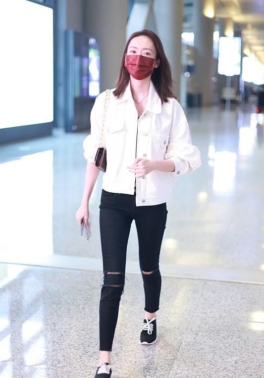 清娱吧|童瑶气质真不错，穿白衬衫配牛仔裤清爽时尚，戴贝雷帽俏皮灵动