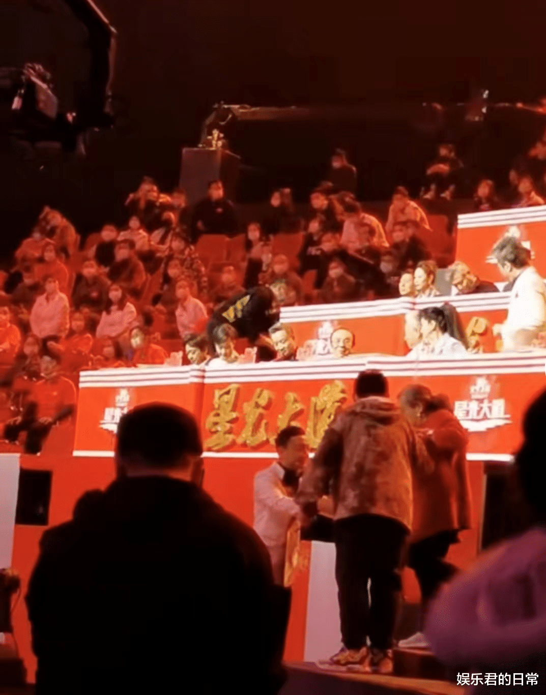 李明启|85岁李明启腿脚不便，被尼格买提贴心抱下台阶，健康状况引担忧