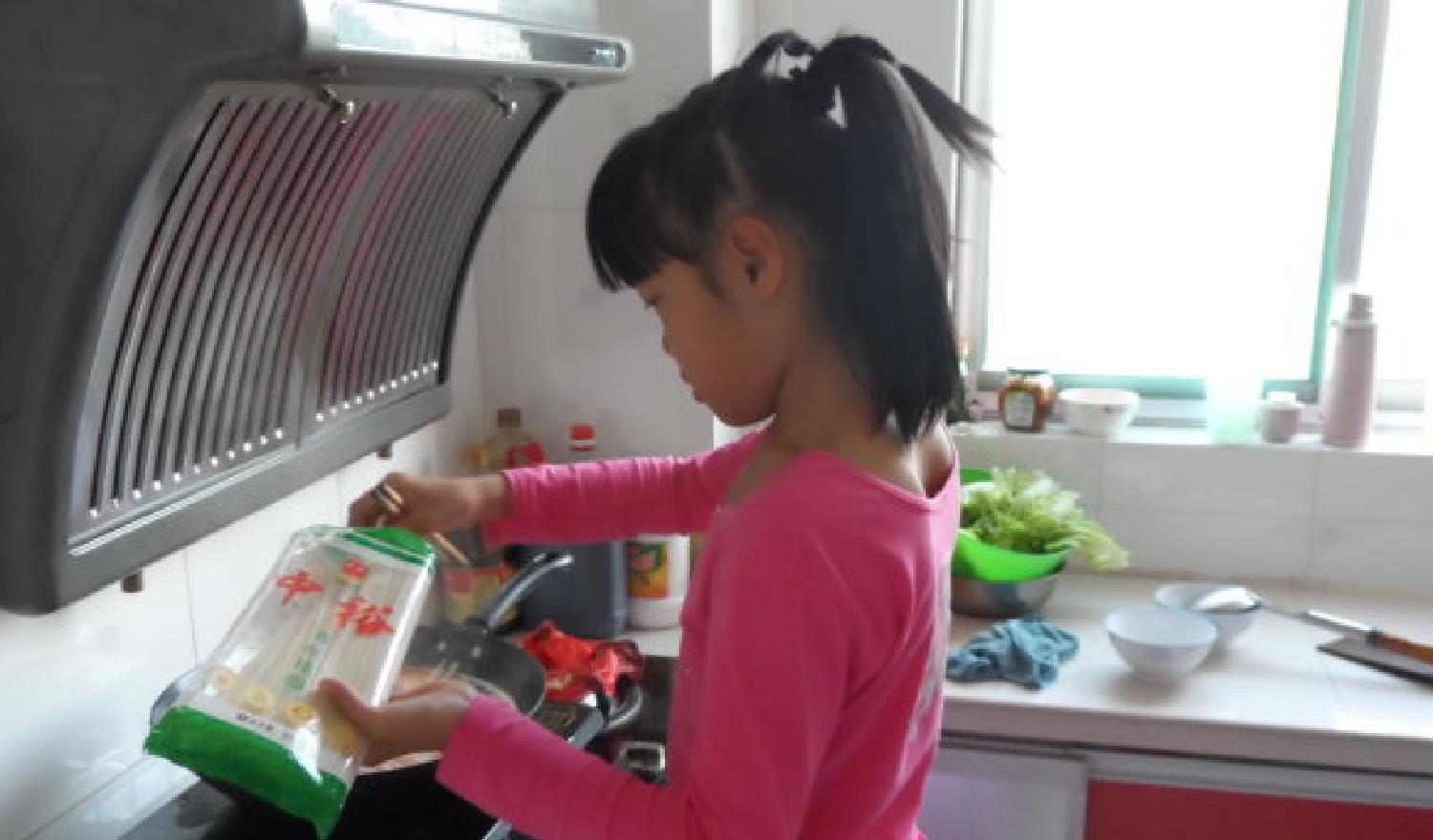 小雪妈妈育儿|“不给看电视我就晒死自己”，孩子威胁90后父母，反被拿捏死死地