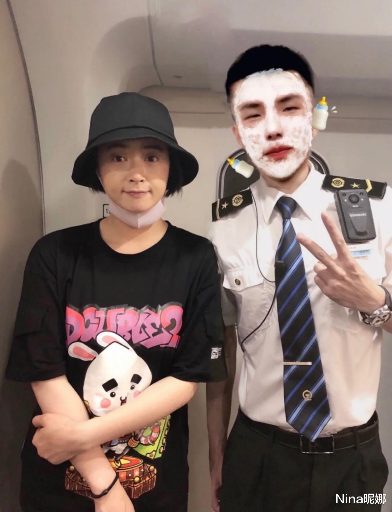 Nina昵娜|蒋欣骨架大太吃亏！穿卡通T恤肩宽背厚，身材比男乘务员还大一号