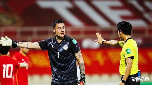 埃尔克森|凌晨2点！亚洲足坛再现争议判罚：中国足球遭重创，球迷骂声一片