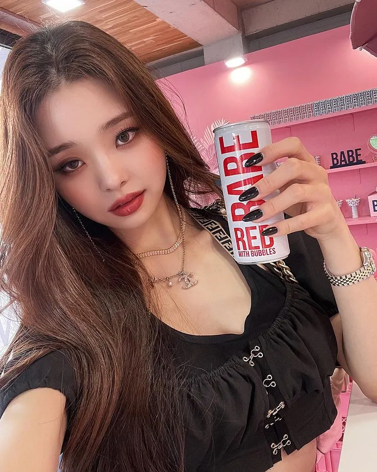 雪滴花|“南韩易梦玲”凭美貌火上热搜：为啥大家一边骂她，又一边学她？