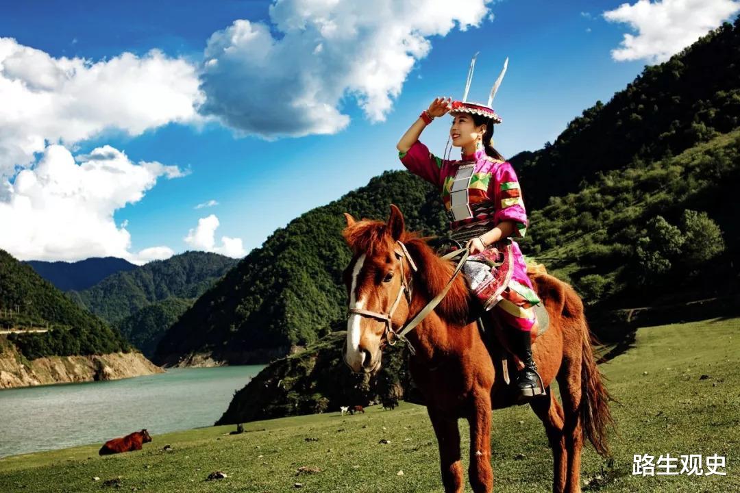 路生观史 甘肃与四川之间有条密道,是河谷,造就三星堆青铜面具的奇特长相