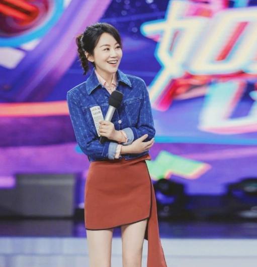 闫妮|闫妮不再沉默，终于承认和赵本山的关系，难怪带着女儿一直单身