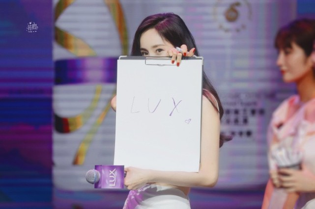 杨幂|杨幂活动生图曝光，白裙露腰扶栏浅笑女人味十足，自曝今年有演唱会