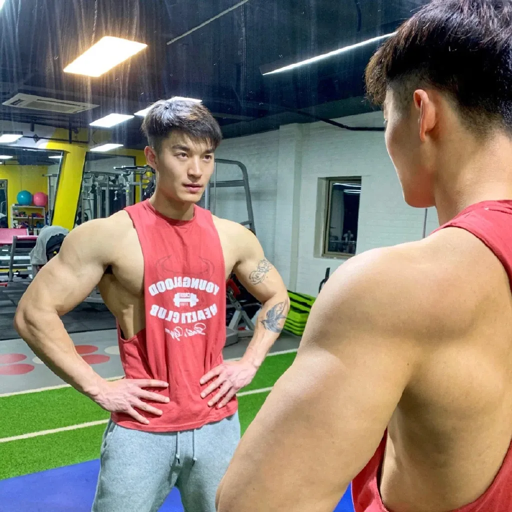 松山芭蕾舞团|酷似林更新的185肌肉私教被抓拍，没想到他的沙滩照更好看