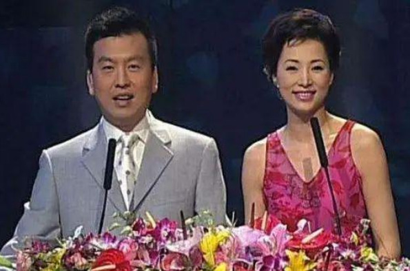 张泽群|央视名嘴张泽群，3次向董卿求婚获董母支持，如今55岁终于当爹